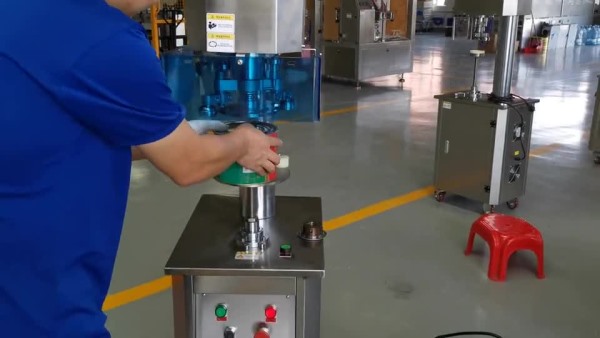 153直徑馬（mǎ）口鐵罐半自動封罐機