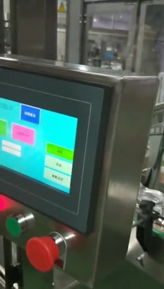 高速防塵蓋扣蓋（gài）機