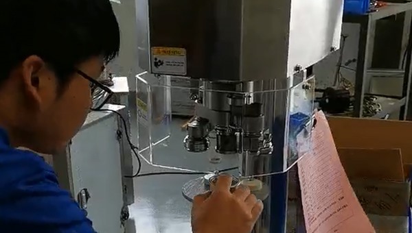 半（bàn）自動封罐（guàn）機